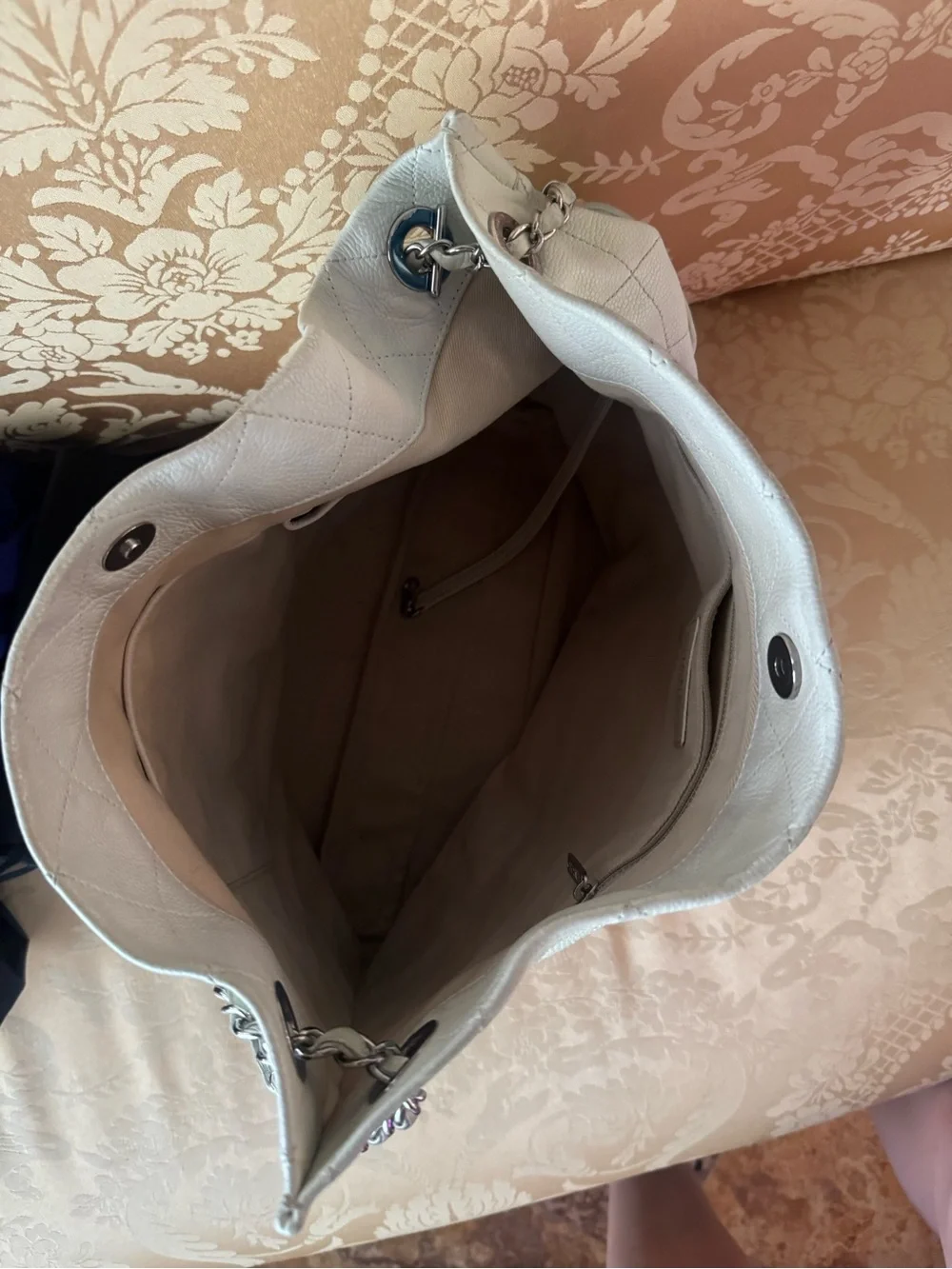 CHANEL White Quilted Leather Chain Shoulder Tote
